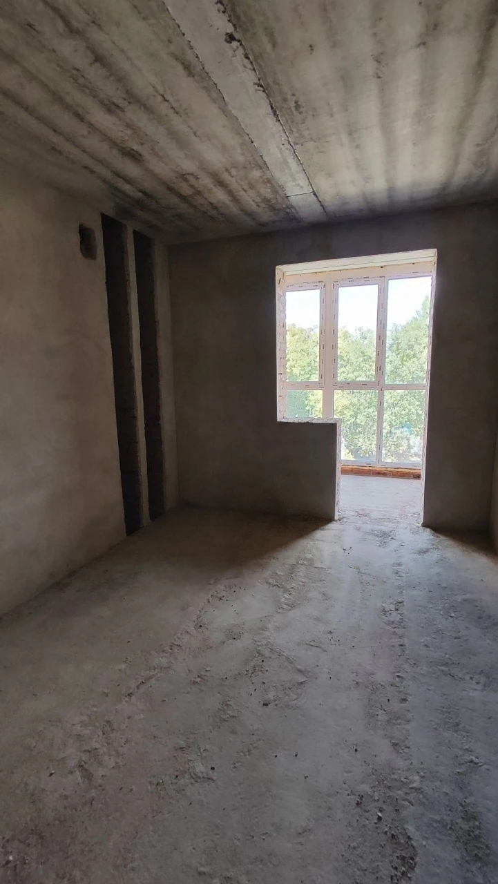 Sale of a spacious 3-bedroom apartment in a brick building with gas