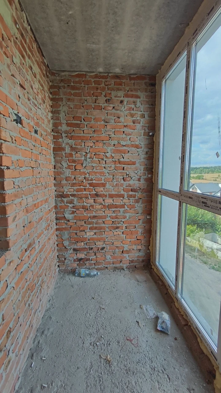 Sale of a spacious 3-bedroom apartment in a brick building with gas