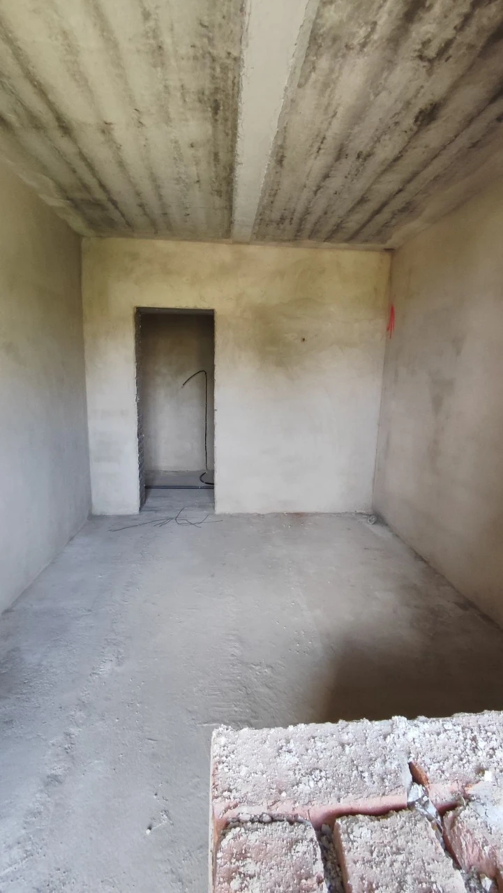 Sale of a spacious 3-bedroom apartment in a brick building with gas