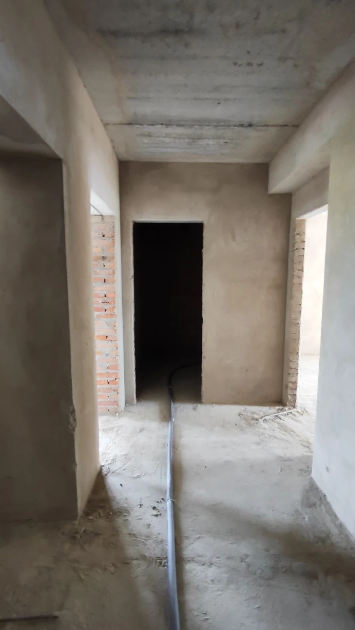 Sale of a spacious 3-bedroom apartment in a brick building with gas