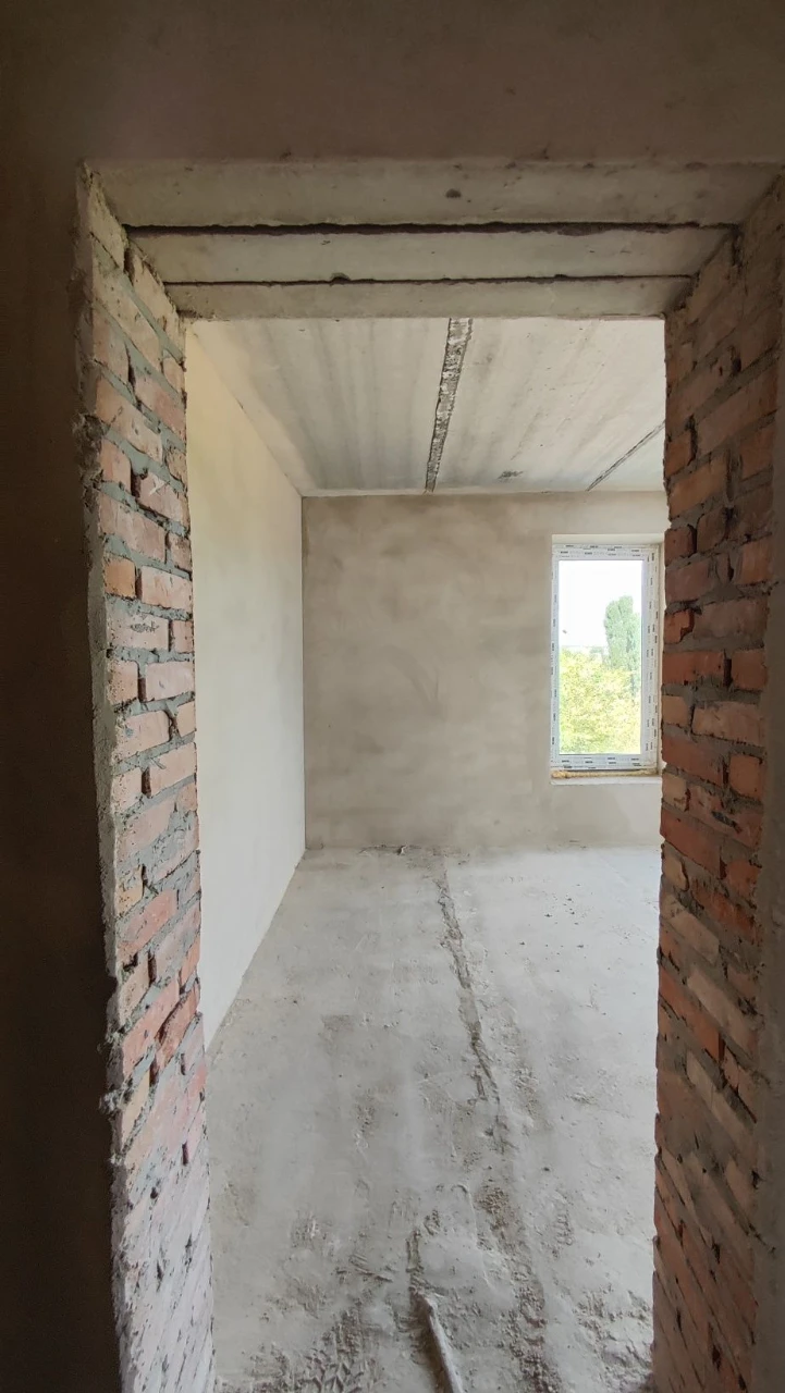 Sale of a spacious 3-bedroom apartment in a brick building with gas
