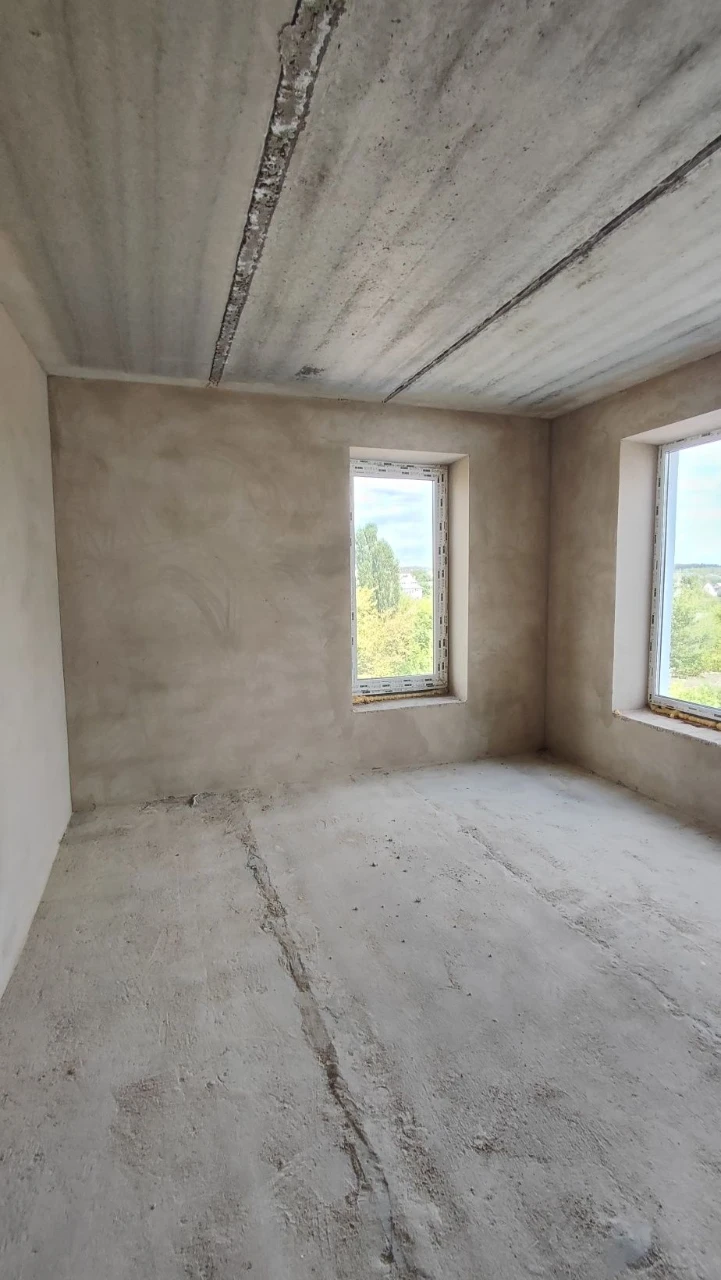 Sale of a spacious 3-bedroom apartment in a brick building with gas