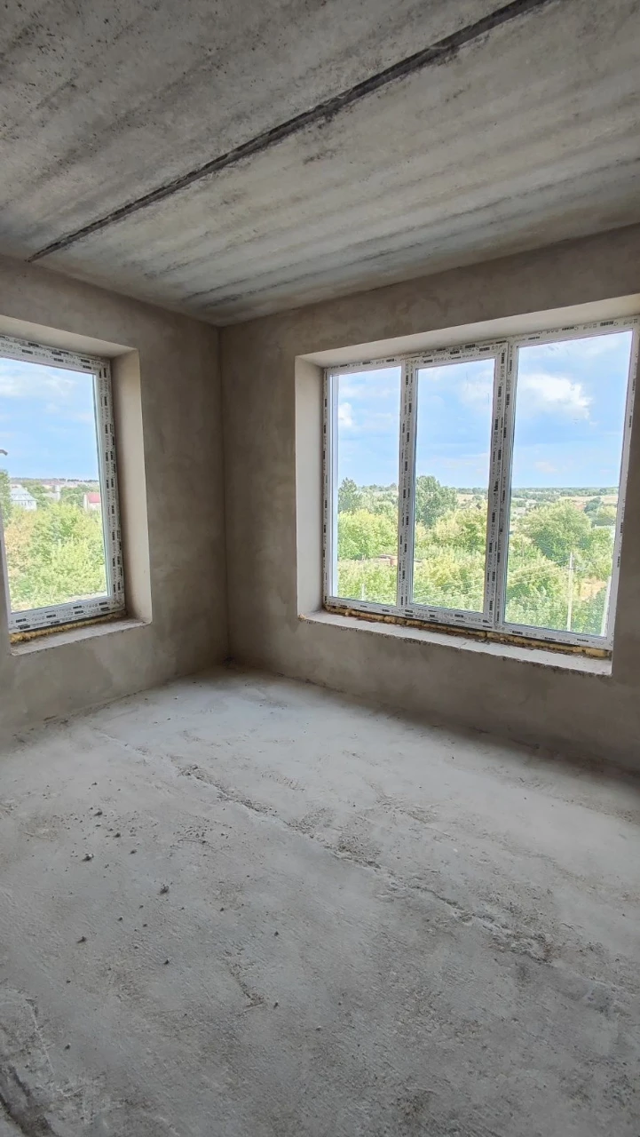 Sale of a spacious 3-bedroom apartment in a brick building with gas