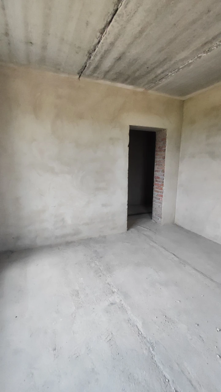 Sale of a spacious 3-bedroom apartment in a brick building with gas
