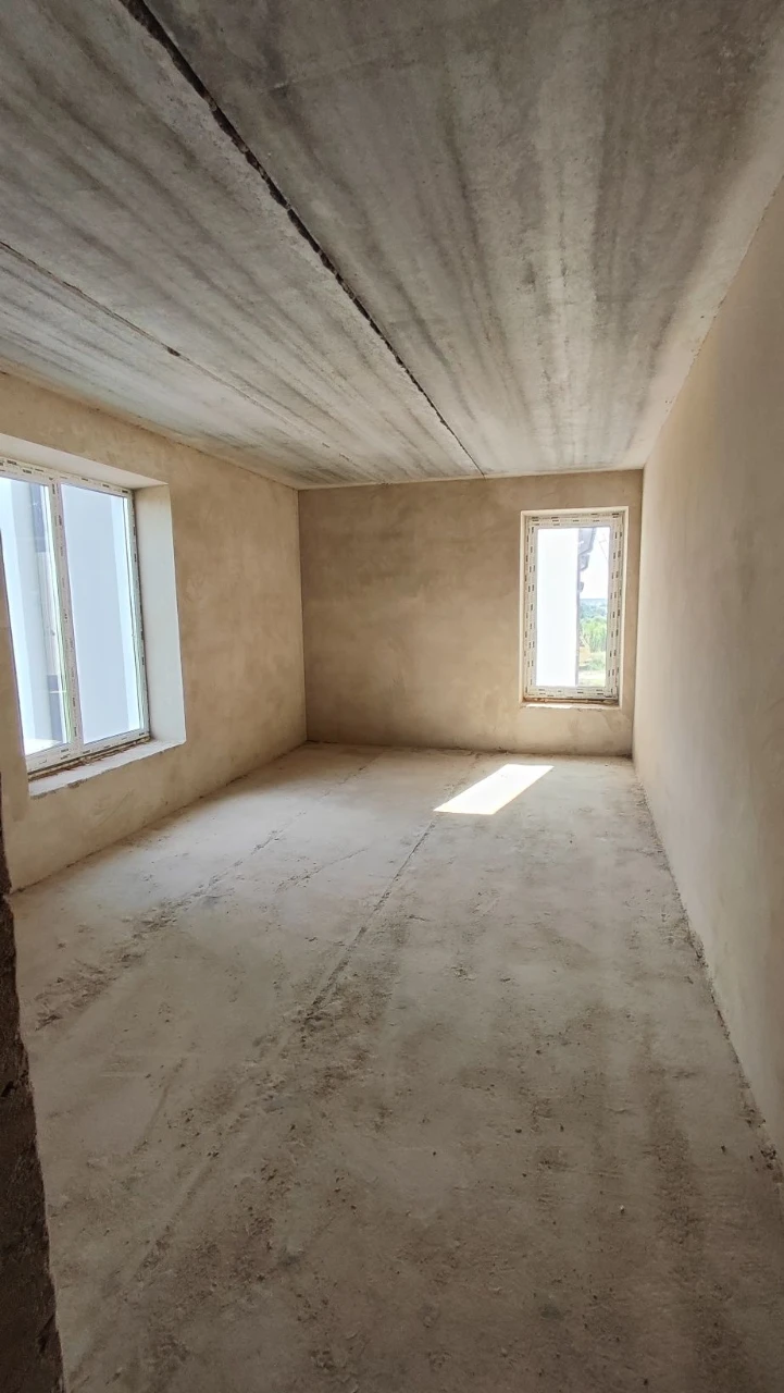 Sale of a spacious 3-bedroom apartment in a brick building with gas