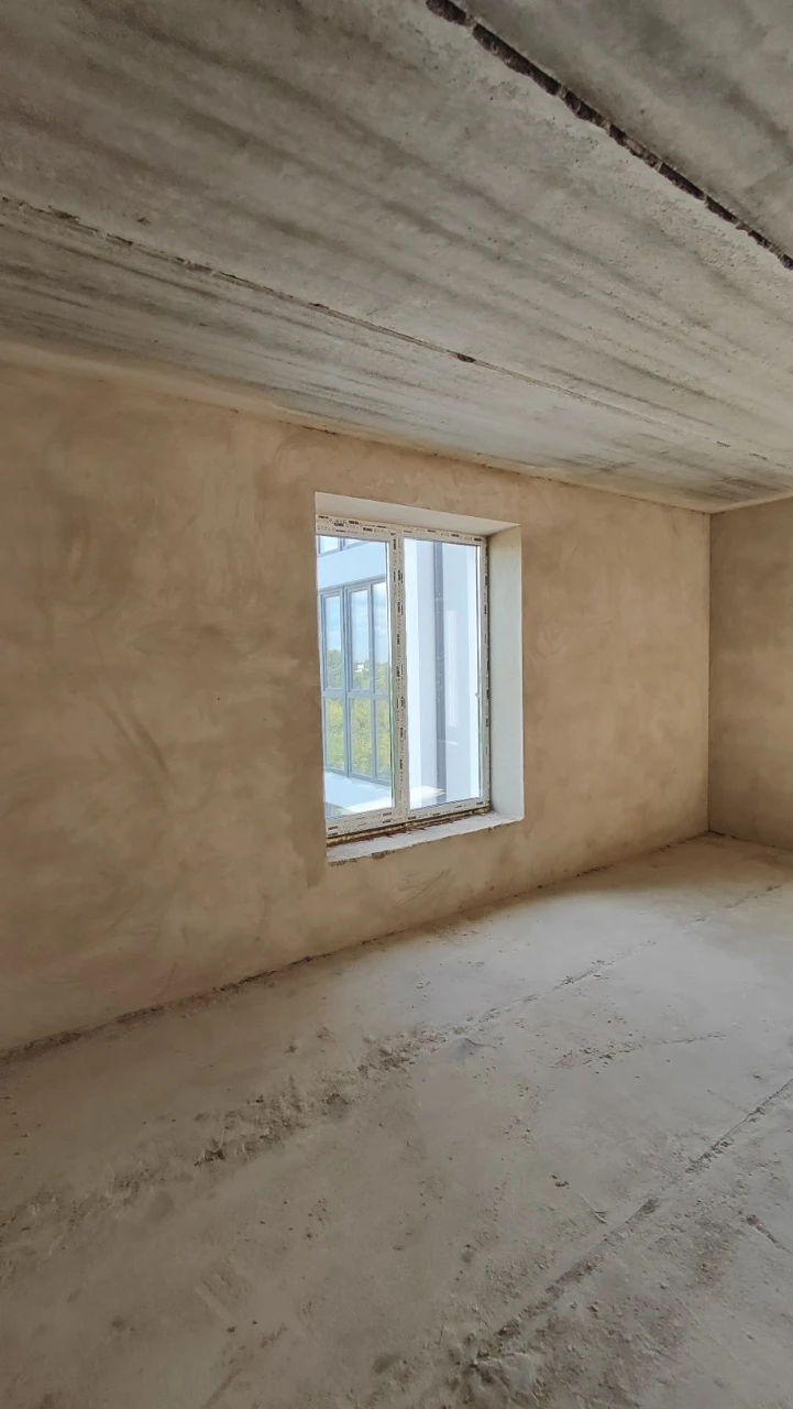 Sale of a spacious 3-bedroom apartment in a brick building with gas