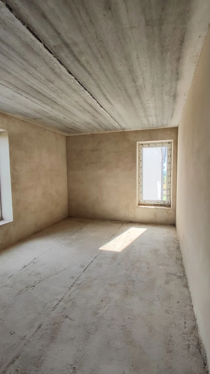 Sale of a spacious 3-bedroom apartment in a brick building with gas
