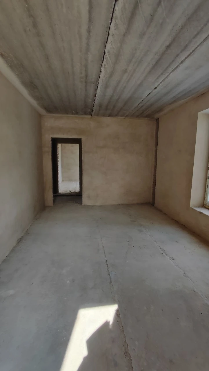 Sale of a spacious 3-bedroom apartment in a brick building with gas