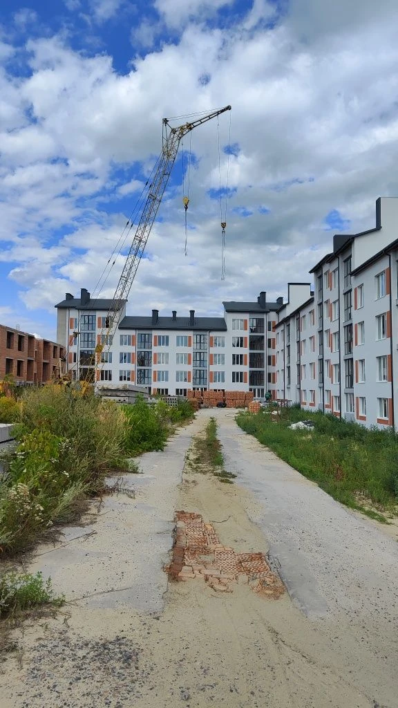 Sale of a spacious 3-bedroom apartment in a brick building with gas