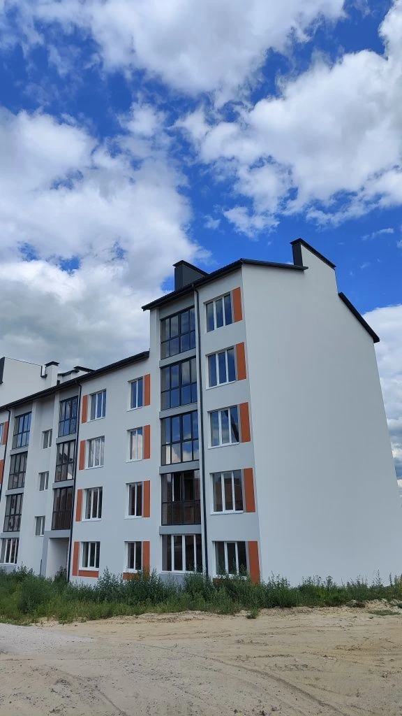 Sale of a spacious 3-bedroom apartment in a brick building with gas