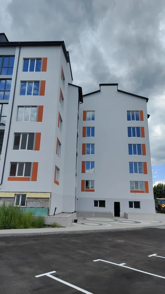 Sale of a spacious 3-bedroom apartment in a brick building with gas