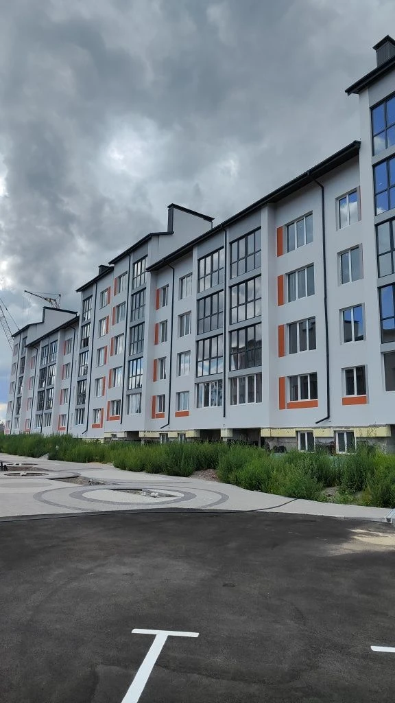 Sale of a spacious 3-bedroom apartment in a brick building with gas