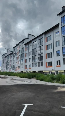 Sale of a spacious 3-bedroom apartment in a brick building with gas
