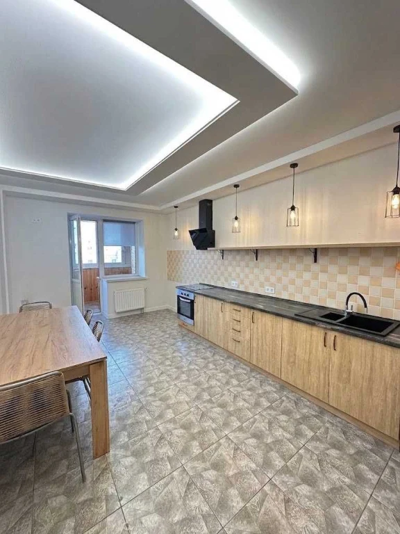 City center, McDonald's area, 3-room apartment in Great Europe, NEW
