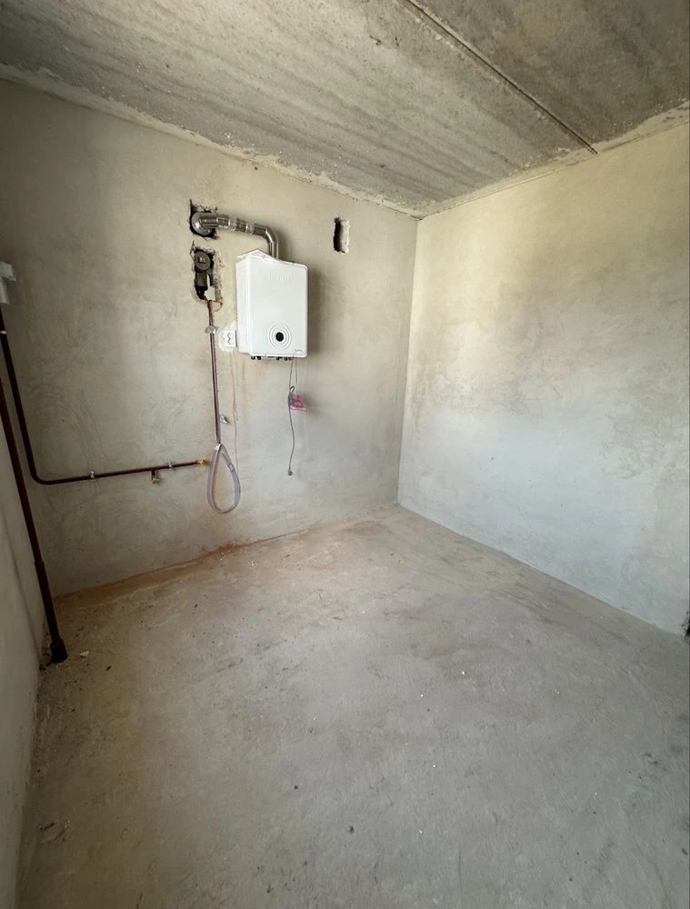 Gas! Suitable for renovation! Minimal finishing! One-room apartment