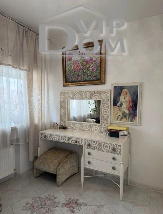 House in Odessa, there is a pool, basement.