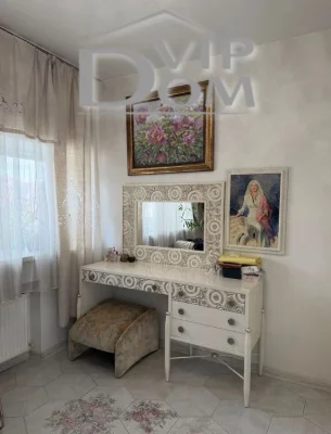 House in Odessa, there is a pool, basement.