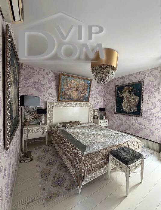 House in Odessa, there is a pool, basement.