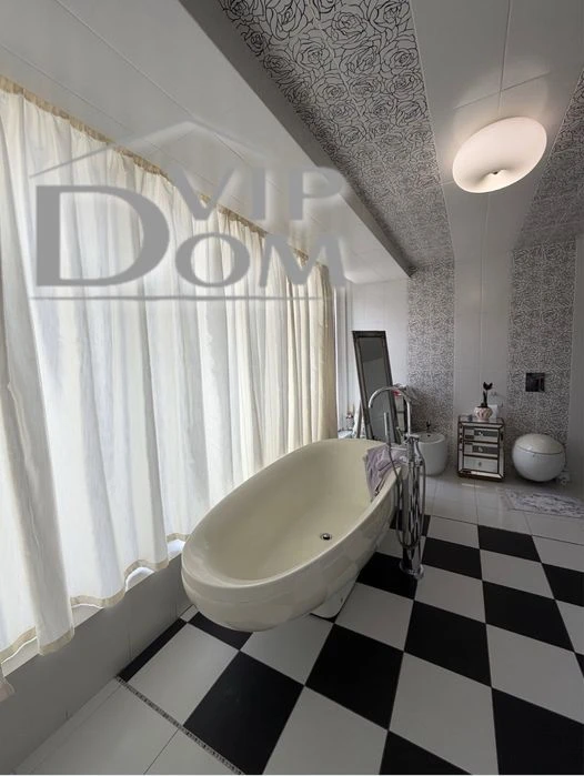 House in Odessa, there is a pool, basement.