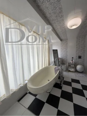 House in Odessa, there is a pool, basement.