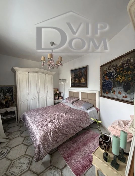 House in Odessa, there is a pool, basement.