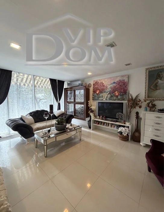 House in Odessa, there is a pool, basement.