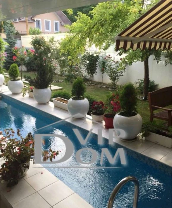 House in Odessa, there is a pool, basement.