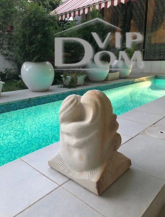 House in Odessa, there is a pool, basement.