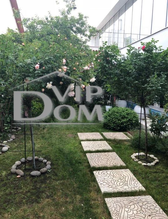 House in Odessa, there is a pool, basement.