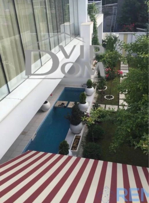 House in Odessa, there is a pool, basement.