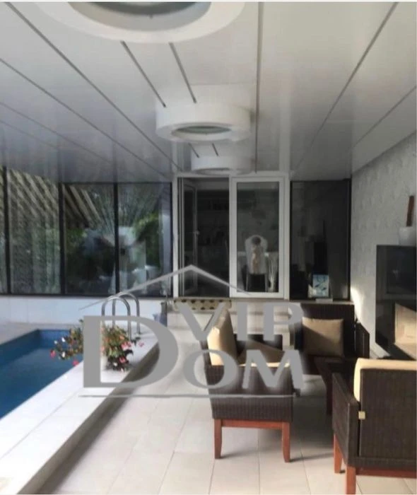House in Odessa, there is a pool, basement.