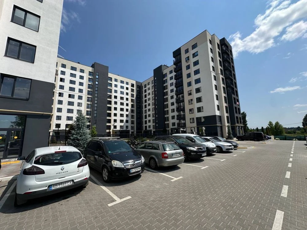 Продається велика 2-кімнатна квартира в Бучі