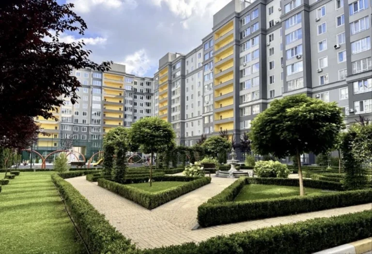 Продається простора квартира