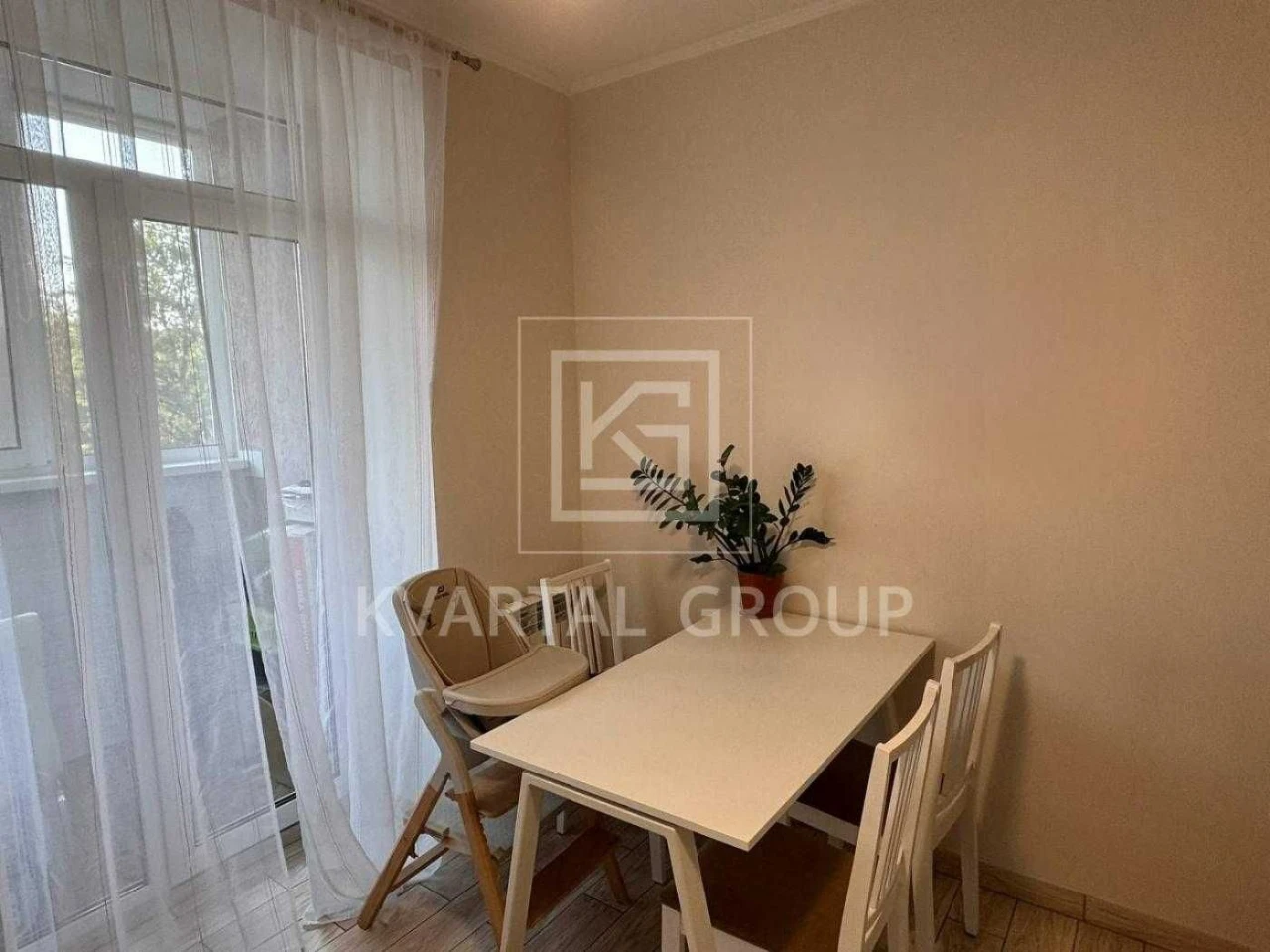 Продам 1-кімнатну квартиру 40 м² з дизайнерським ремонтом |