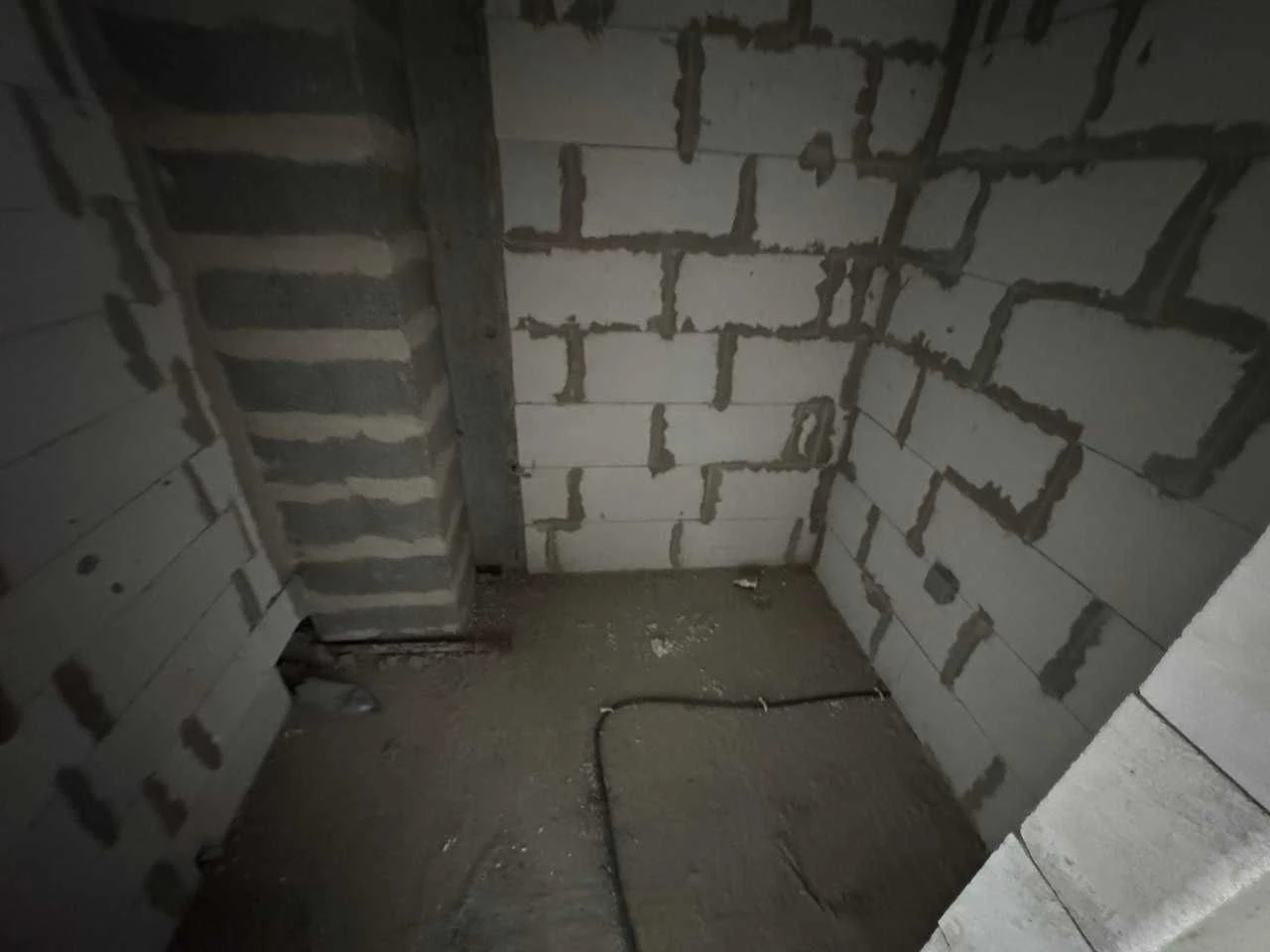 For Sale: Large Apartment with Wardrobe!