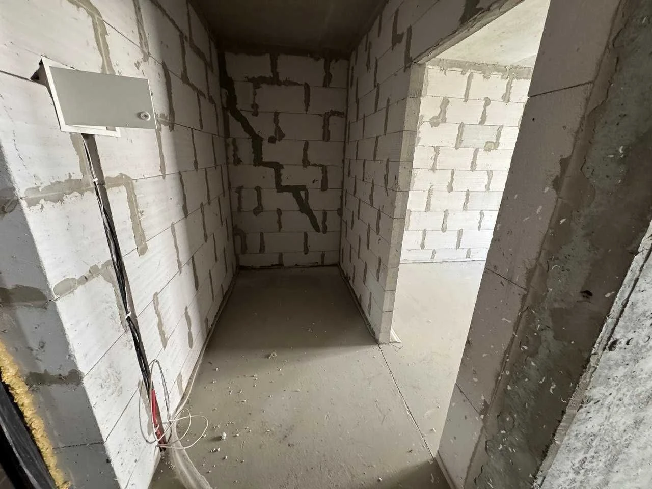 For Sale: Large Apartment with Wardrobe!