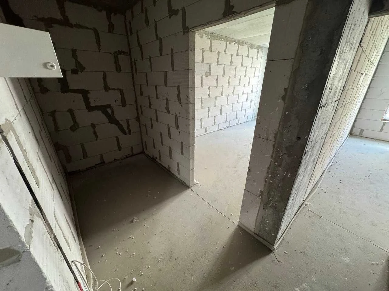 For Sale: Large Apartment with Wardrobe!