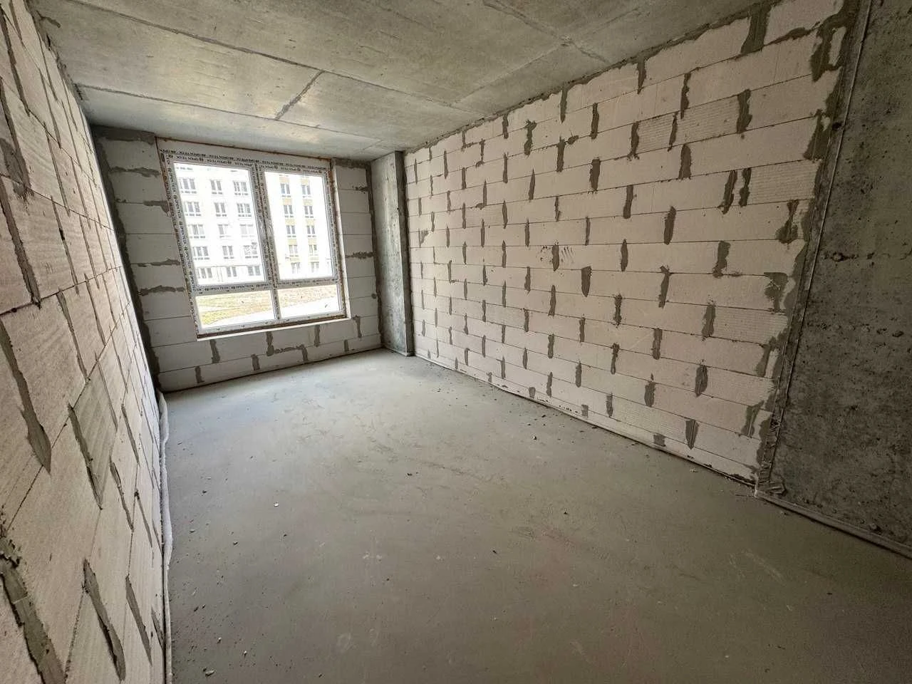 For Sale: Large Apartment with Wardrobe!