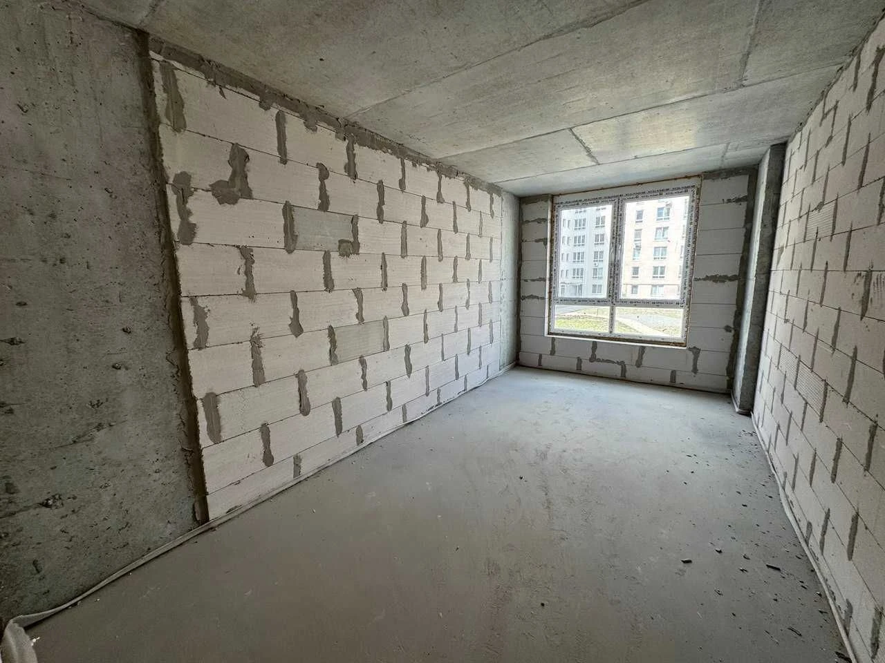 For Sale: Large Apartment with Wardrobe!