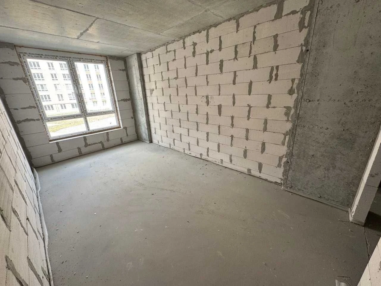 For Sale: Large Apartment with Wardrobe!