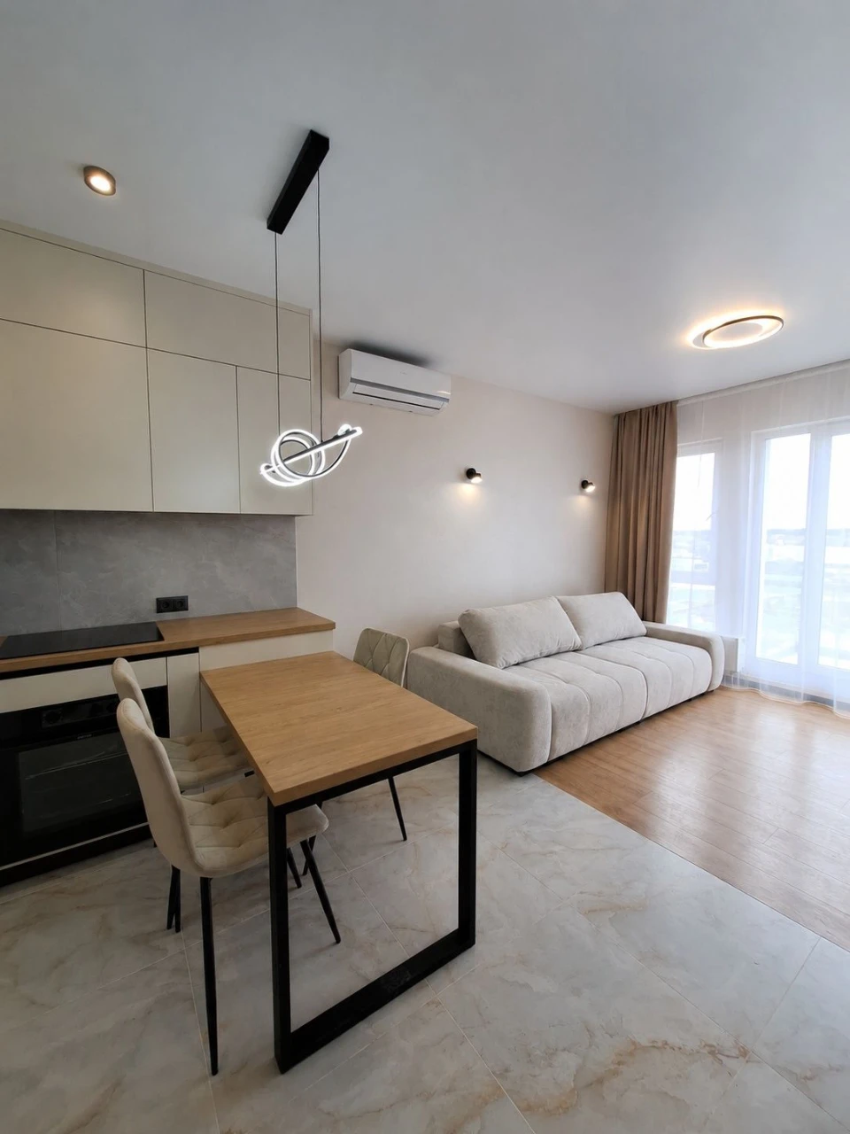 Продається квартира 2-кімнатна, євро-класу, 40 м² з новим сучасним ремонтом