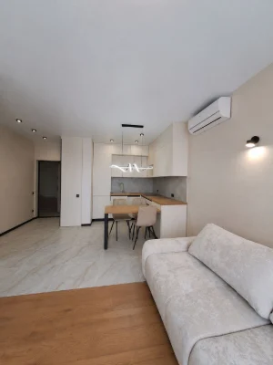 Продається квартира 2-кімнатна, євро-класу, 40 м² з новим сучасним ремонтом