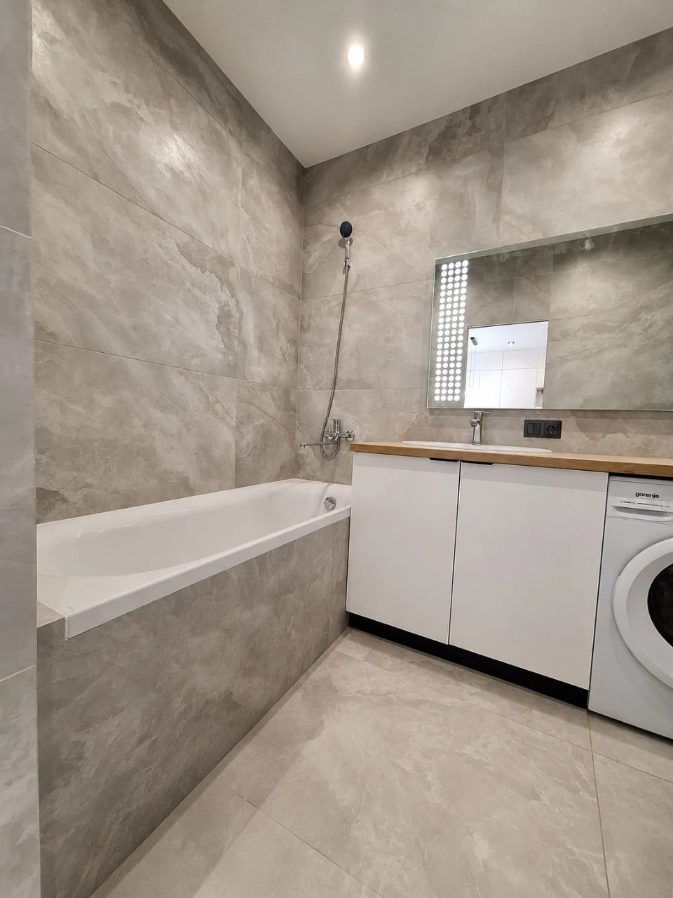 Продається квартира 2-кімнатна, євро-класу, 40 м² з новим сучасним ремонтом