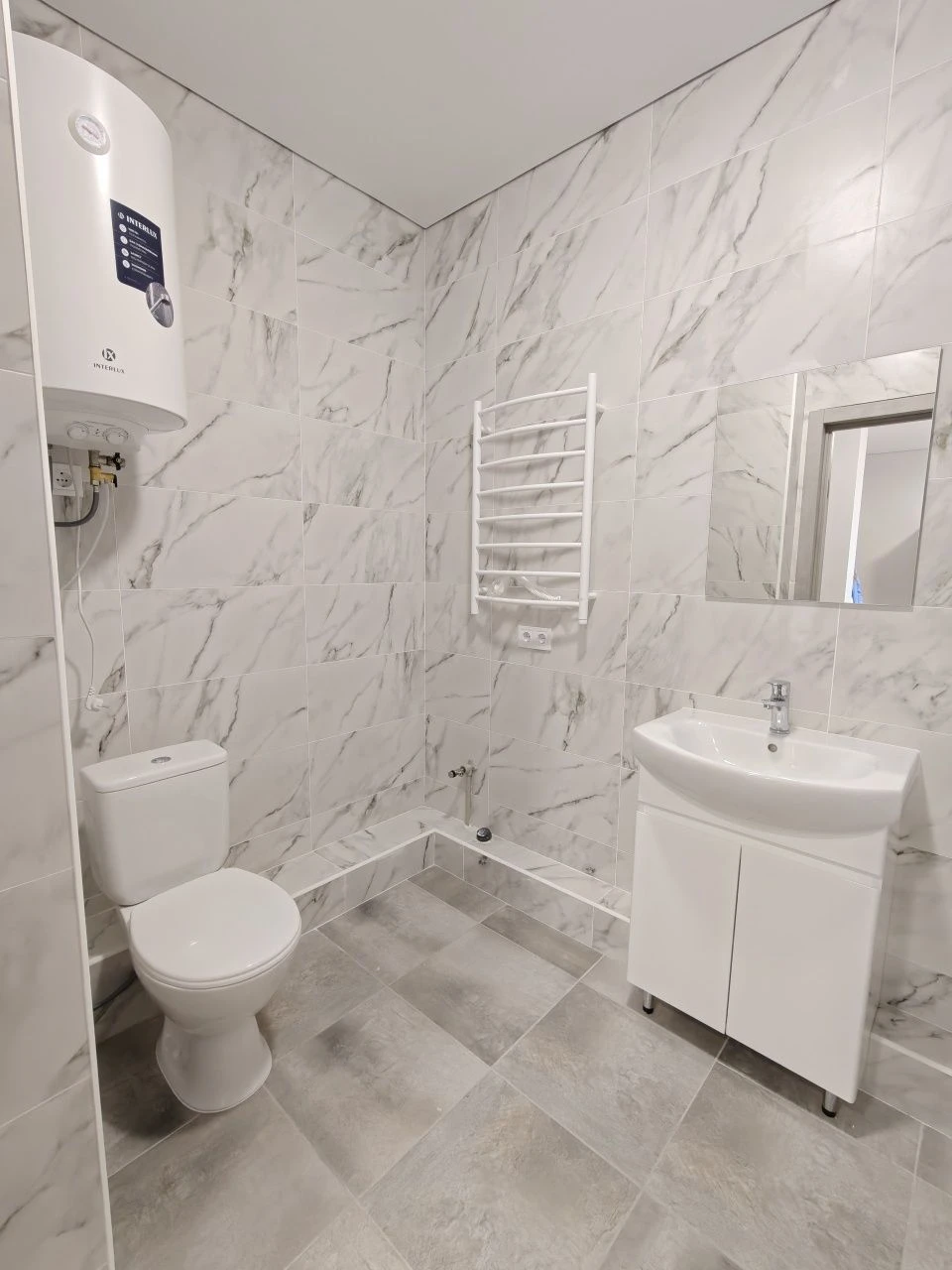 One-bedroom apartment with renovation and a private spacious terrace. Voucher/Service
