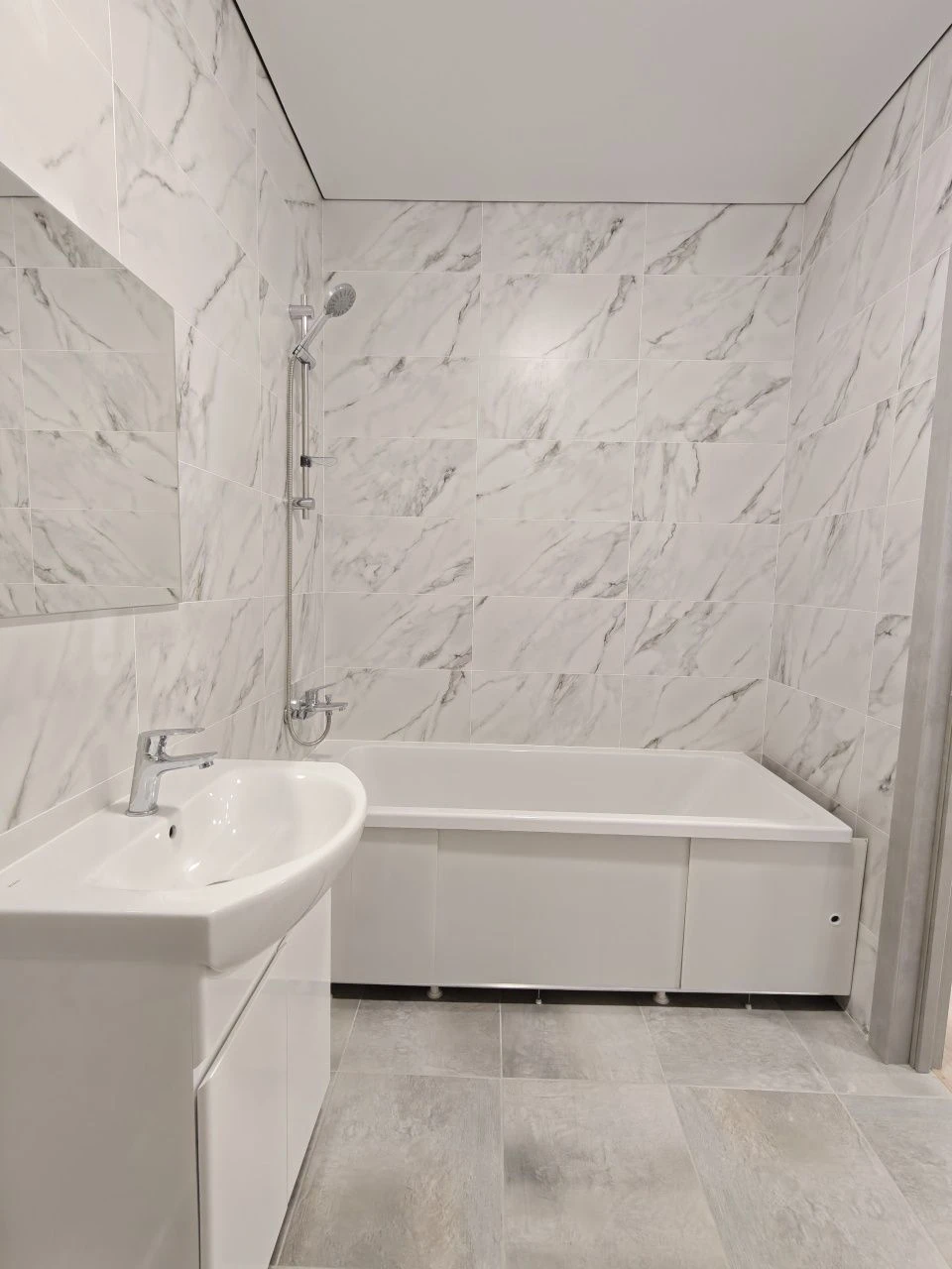 One-bedroom apartment with renovation and a private spacious terrace. Voucher/Service