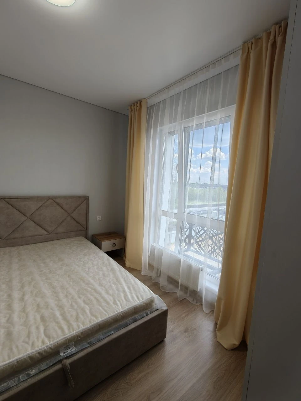 One-bedroom apartment with renovation and a private spacious terrace. Voucher/Service