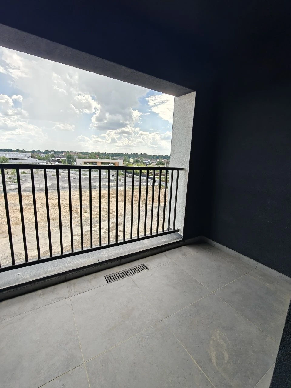 One-bedroom apartment with renovation and a private spacious terrace. Voucher/Service