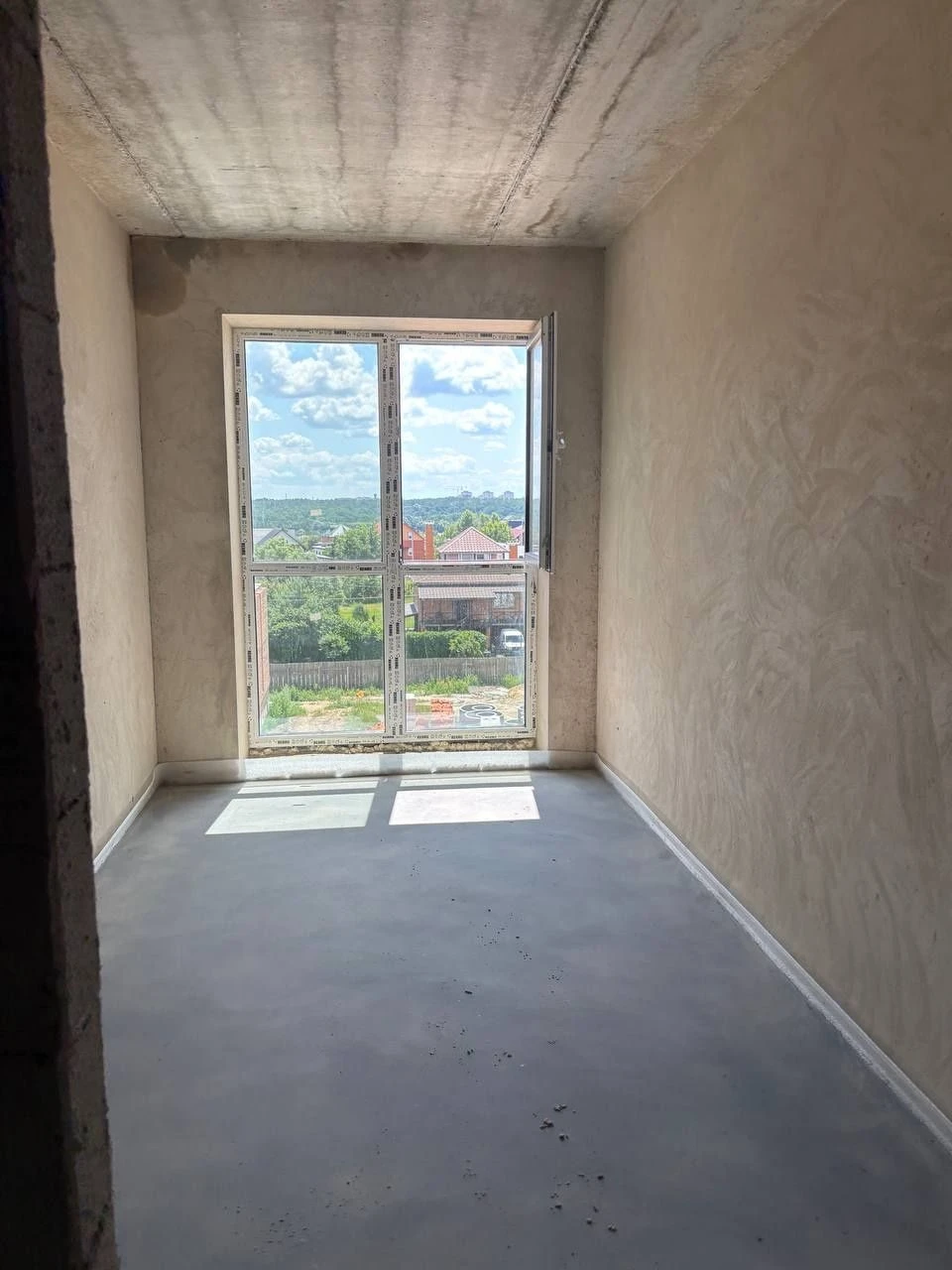 For Sale: 3-bedroom apartment, unrenovated! No buyer's commission! Gas