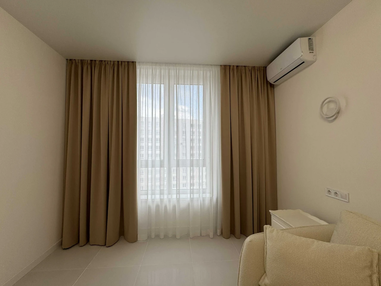 Spacious 1-bedroom apartment with renovation, NEGOTIABLE! Minimal registration