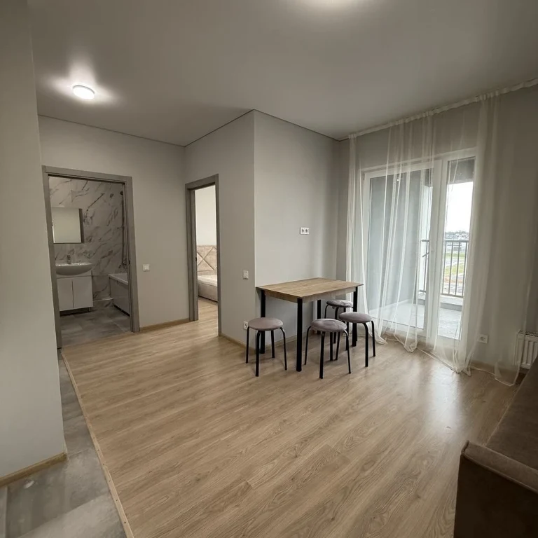 For Sale: Apartment with Renovated in Park Royal Residence